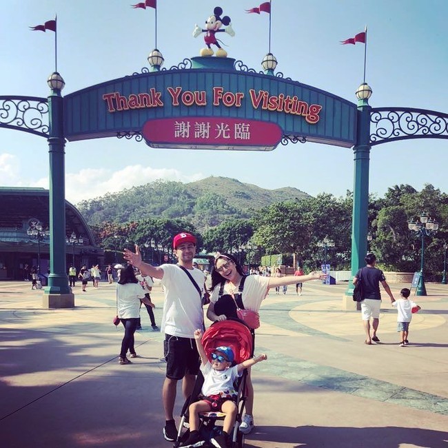 Nagita Slavina mengenakan dungaress hitam dari Topshop seharga 35 pounds atau Rp 663 ribu. Foto: Dok. Instagram/@raffinagita1717