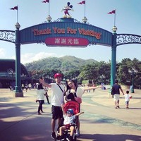 Nagita Slavina mengenakan dungaress hitam dari Topshop seharga 35 pounds atau Rp 663 ribu. Foto: Dok. Instagram/@raffinagita1717