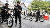 Personel kepolisian dari Brimob Polda Riau berjaga di depan Gereja GBIP Imanuel di Pekanbaru, Riau. Kepolisian setempat  memperketat penjagaan gereja-gereja di Pekanbaru untuk meningkatkan keamanan menyusul terjadinya teror bom gereja di Surabaya, Jawa Timur. Antara Foto/Rony Muharrman.