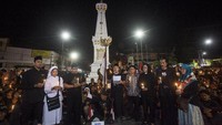 Sejumlah warga mengikuti aksi Solidaritas dan Doa Bersama di Tugu Pal Putih, Yogyakarta, Minggu (13/5). ANTARA FOTO/Andreas Fitri Atmoko.