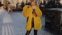 Penyanyi cantik Ariana Grande, memiliki pose yang keren saat menikmati es kopi ketika sedang berlibur. Foto: Istimewa
