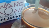 Akun @susan.stt menikmati kopi susu hangat. Yang satu ini diracik oleh Kopi Johny di kawasan Kelapa Gading. Sluurp!  Foto: Instagram @susan.stt