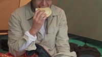  Kira-kira saat itu Lee Min Ho sedang apa, ya? Kok berada di dalam tenda sambil memakan satu buah roti. Foto: Instagram @minoz_marcy Foto: Istimewa