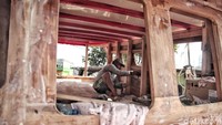 Tahapan ketiga dalam pembuatan kapal adalah membentuk tulang kapal dan gading berdiri.