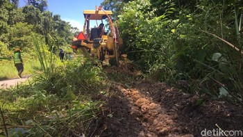 Penggelaran Vermeer ini lebih cepat dari Fang. Setidaknya penanaman kabel optik sepanjang  3-5 kilometer setiap harinya bisa dilakukan. Foto: Agus Tri Haryanto/detikINET