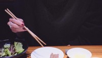 Kobe night, tulis aktris 29 tahun ini saat ingin melahap daging kobe di Jepang. Eits! Jangan salah fokus sama kecantikan Nay ya! Foto: Instagram naymirdad