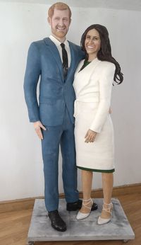 Keren! Kue Ini Dibuat Seperti Figur Asli Pangeran Harry dan Meghan Markle