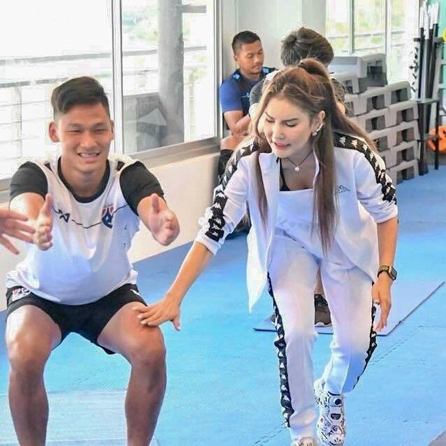 Wanita cantik yang jadi instruktur kebugaran timnas sepakbola Thailand ini jadi perhatian setelah Kantaphat Manpati, sang kiper tepesona padanya dan mengunggahnya di Instagram. Foto: Instagram