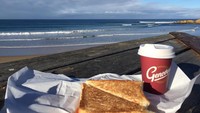 Pengunjung dapat memesan kopi dan roti bakar, lalu duduk di meja-meja yang menghadap langsung ke laut lepas yang indah. Foto: Istimewa