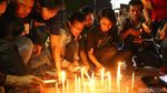 Foto: Aksi Warga Surabaya Nyalakan Lilin Bersatu Lawan Teroris