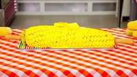 Kue yang satu ini sengaja dibuat menyerupai jagung dengan lelehan mentega. Bagian kue yang terkena lelehan fondant mentega dibuat lebih mengkilap. Kue ini terbuat dari kue vanilla dan permen jagung. Foto: Instagram @yolanda_gampp