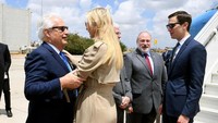 Ivanka dan Kushner disambut oleh Dubes AS untuk Israel, David Friedman (paling kiri). Foto: Courtesy David Azagury/U.S. Embassy Tel Aviv/Handout via REUTERS