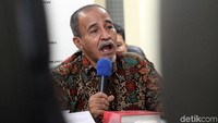 Sekretaris Jenderal Lembaga Persahabatan Ormas Islam (LPOI) Lutfi A Tamimi memberikan keterangan pers terkait serangan bom bunuh diri di tiga gereja di Surabaya, Jawa Timur.