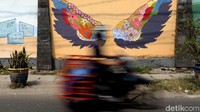 Mural-mural ini digambar oleh beberapa seniman lokal.