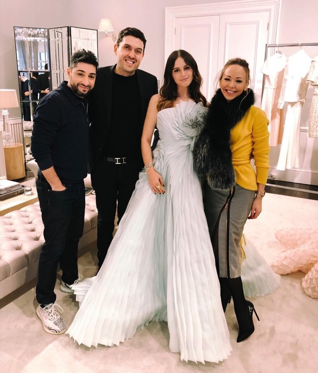 Di hari bahagia tersebut, Alexa mengenakan dress putih gading keluaran Christian Dior. Busana itu terlihat cantik dengan aplikasi bunga. Foto: Instagram @alexakdell