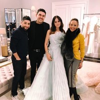Di hari bahagia tersebut, Alexa mengenakan dress putih gading keluaran Christian Dior. Busana itu terlihat cantik dengan aplikasi bunga. Foto: Instagram @alexakdell