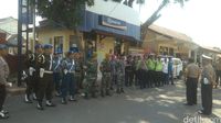 Warga Masuk Mapolresta Cirebon Digeledah Polisi