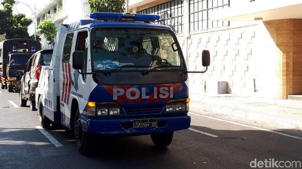 6 Ambulans Tinggalkan Polrestabes Surabaya, Diduga Bawa Jasad Pelaku