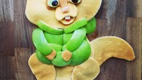 Chipmunk yang mengenakan pakaian berwarna hijau ini memang terlihat menggemaskan. Siapa sangka, Chipmunks ini dibuat dari pancake dan potongan apel yang tinggi akan serat dan vitamin C.Foto: Instagram @foodartfun
