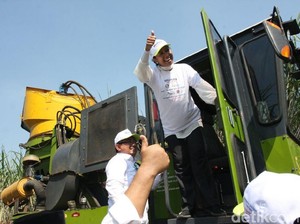 Di PG Gempolkrep, Menteri BUMN Jajal Mekanisasi Tebang Tebu