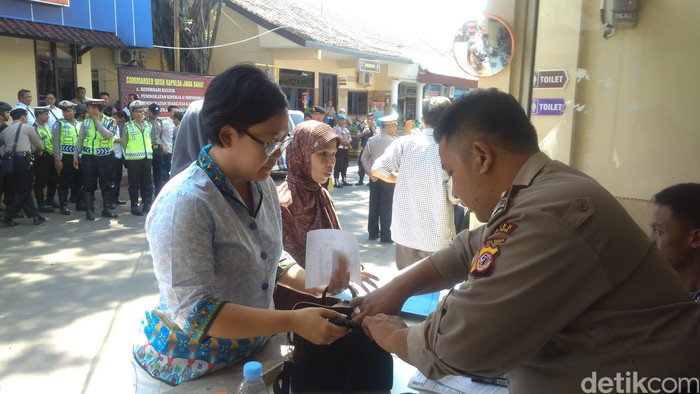 Cegah Teror, Polisi Geledah Warga yang Masuk Mapolresta Cirebon