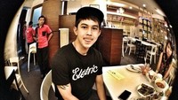 Selain pandai berpose keren, rupanya Fandy juga punya pose imut yang ia tunjukan saat makan malam di sebuah restoran.  Foto: Instagram @fandych