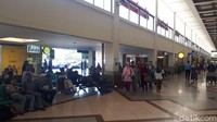 Dalam pantauan detikTravel di Bandara Juanda Surabaya, Senin (14/5/2018) siang terlihat aktivitas penumpang yang masih normal (Shinta Angriyana/detikTravel)