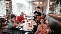 Meski memiliki jadwal syuting yang cukup sibuk, tapi Fandy tetap menyempatkan waktu untuk makan siang bareng dengan keluarganya. Foto: Instagram @fandych