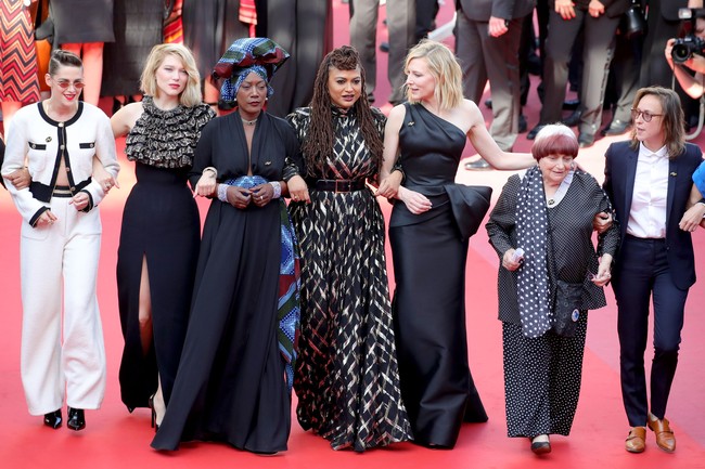 Kami 82 perempuan, mewakili jumlah sutradara yang pernah menaiki tangga ini sejak edisi pertama Festival Film Cannes 1946 silam. Dalam waktu tersebut, 1.688 sutradara laki-laki pernah melewati tangga yang sama, ujar Cate Blanchett, aktris pemenang dua Oscar sekaligus juri ajang film tersebut. Foto: Getty Images