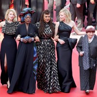 Kami 82 perempuan, mewakili jumlah sutradara yang pernah menaiki tangga ini sejak edisi pertama Festival Film Cannes 1946 silam. Dalam waktu tersebut, 1.688 sutradara laki-laki pernah melewati tangga yang sama, ujar Cate Blanchett, aktris pemenang dua Oscar sekaligus juri ajang film tersebut. Foto: Getty Images