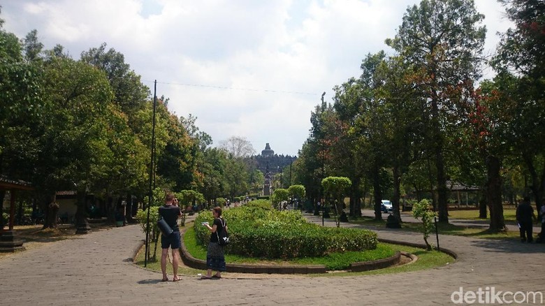 Turis di Candi Borobudur, Magelang (Pertiwi/detikTravel) Turis di Candi Borobudur, Magelang (Pertiwi/detikTravel)