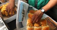 Vada pav dibungkus dengan koran (BBC Travel)