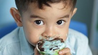 Ini putra ketiganya, Zayn Jowden Frizzy Simanjuntak. Lucu banget saat Zayn asyik makan sebuah cupcakes. Semua krim topping cupcakenya berlumuran di wajah kecil Zayn. Foto: @ijonkfrizzy