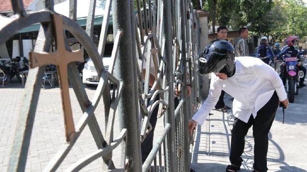 Risma dibonceng naik motor saat patroli keliling.