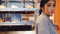  Saat di Jepang, Nay ngidam makanan yang digoreng. Ini pose candid saat ia akan menyambangi sebuah gerai makanan. Foto: Instagram naymirdad