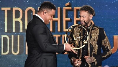 Foto: Ronaldo Serahkan Trofi Pemain Terbaik Liga Prancis untuk Neymar