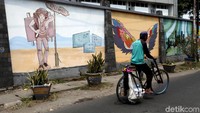Mural-mural yang dipamerkan mengekspresikan soal pendidikan hingga lingkungan.