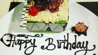 Pria berusia 37 tahun ini diberikan kue dan ucapan ulang tahun dari orang-orang tersayang. Foto: Instagram @amingisback