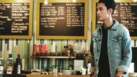 Kalau ini pose keren Fandy saat syuting di sebuah kedai kopi. Tatapannya serius banget, yha? Foto: Instagram @fandych