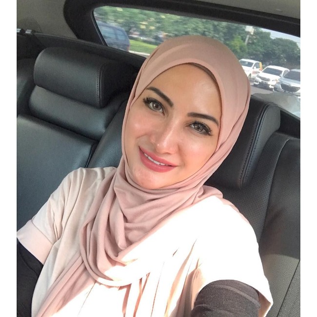 Lihat di beranda, aku kira aktris Turki, eh ternyata @natalie_sarahs cantik banget shay, tulis akun bernama Devy Tupang. Foto: Instagram Natalie Sarah