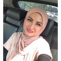 Lihat di beranda, aku kira aktris Turki, eh ternyata @natalie_sarahs cantik banget shay, tulis akun bernama Devy Tupang. Foto: Instagram Natalie Sarah