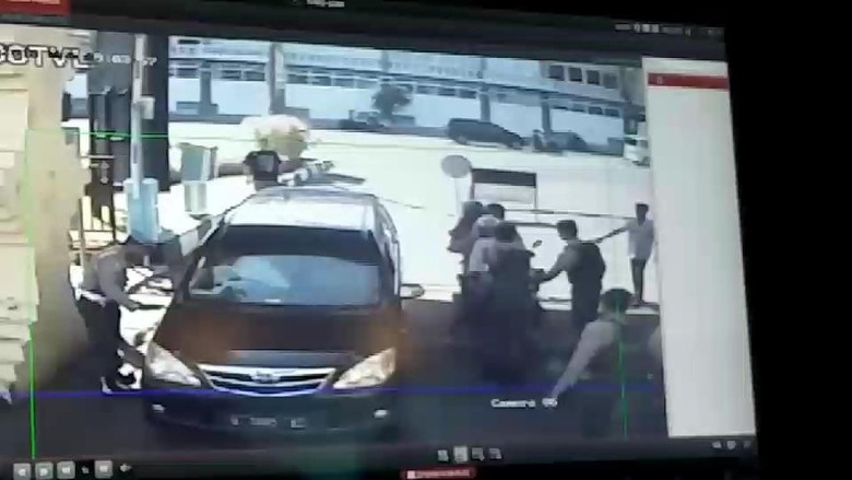 Bom di Polrestabes Surabaya Meledak di Pos Pemeriksaan Bom di Polrestabes Surabaya Meledak di Pos Pemeriksaan