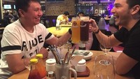 Cheers! Bersama rekannya, Ijonk tampak sedang tos bersama segelas minuman di tangannya. Seperti sedang merayakan sesuuatu ya. Foto: @ijonkfrizzy