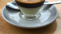 Kopi susu gaya Spanyol dinikmati @consistengamer dari Spanyol. Terbayang rasa pahit manis yang enak ya? Foto: Instagram @consistengamer