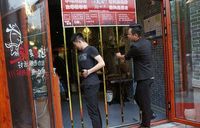 Pengunjung yang Bisa Lewati Gerbang Logam di Restoran Ini Bisa Makan Gratis