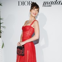 Penampilannya terkesan playful berkat tas kecil Dior dengan print bentuk hati. Foto: Dok. Getty Images