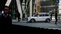 Aura mewah dan karismatik mobil cukup kental pada bagian interiornya yang dibalut oleh bahan kulit satellite grey dan aksen hitam-biru. Foto: dok. MINI