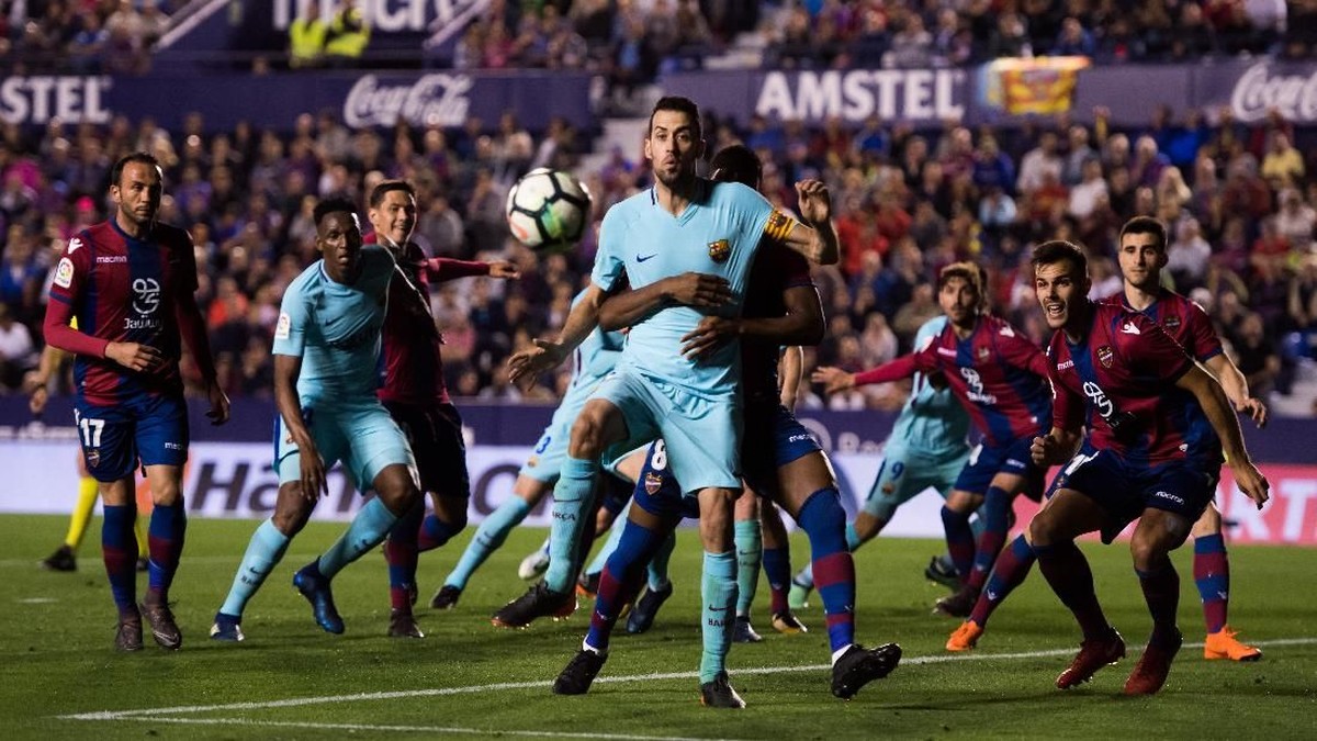 Sergio Busquets mendapat kawalan ketat dari pemain Levante. (Foto: Alex Caparros/Getty Images)