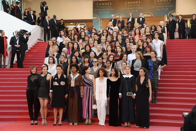 Mereka bersatu untuk mengkritik Festival Film Cannes 2018 yang disebut kurang memberi tempat bagi sutradara perempuan. Tak ada dresscode khusus seperti gerakan Me Too dengan busana hitamnya di Golden Globes 2018. Foto: Getty Images