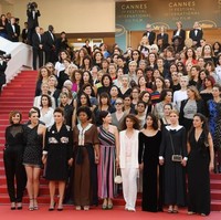 Mereka bersatu untuk mengkritik Festival Film Cannes 2018 yang disebut kurang memberi tempat bagi sutradara perempuan. Tak ada dresscode khusus seperti gerakan Me Too dengan busana hitamnya di Golden Globes 2018. Foto: Getty Images